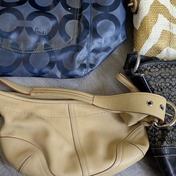 Group of Vintage Coaches . - Picture 8 of 16